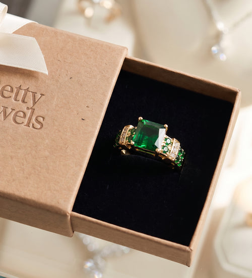 Exquisite Emerald Ring | Gold
