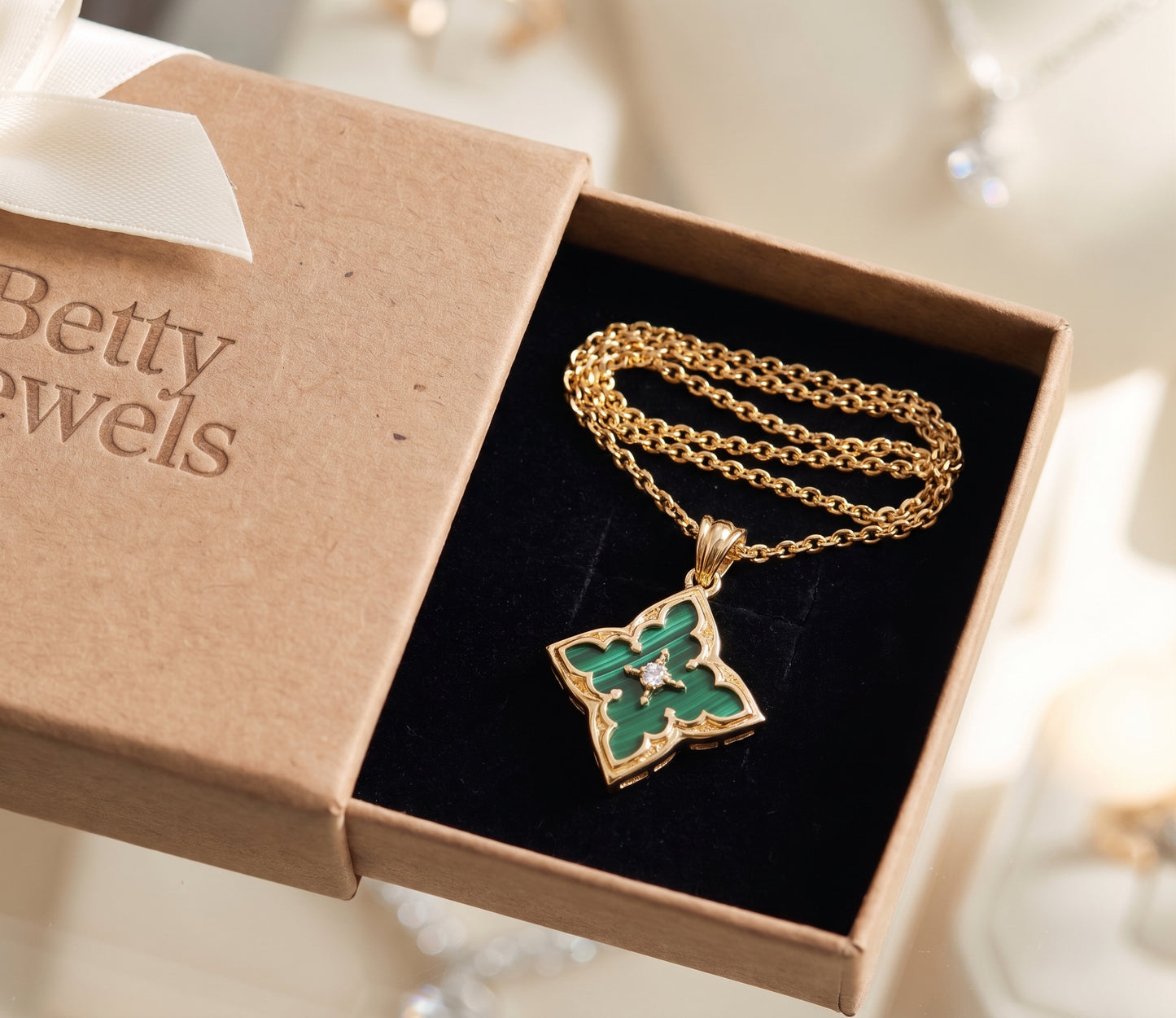 Emerald Clover Pendant Necklace | Gold