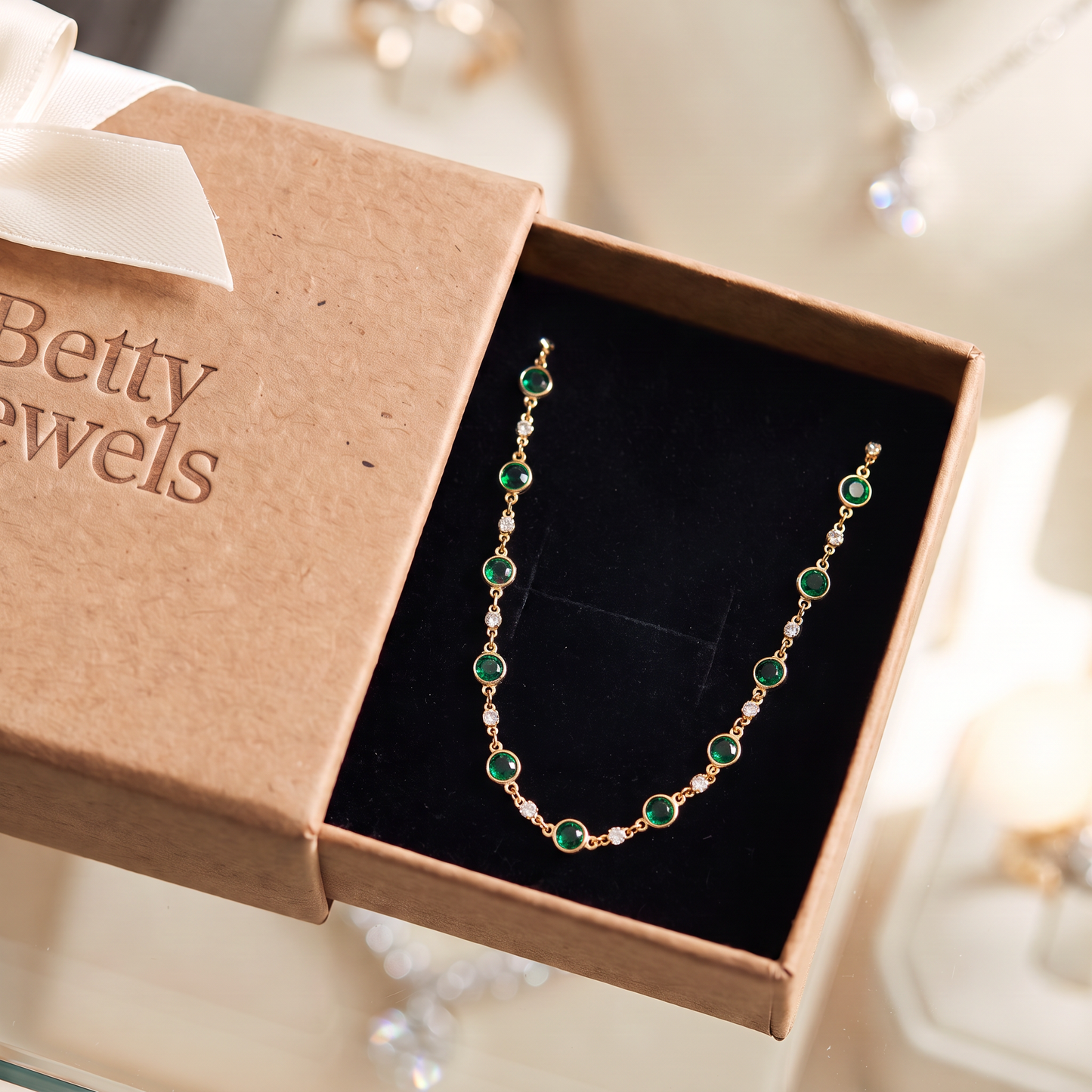 Elira Vescari Necklace | Gold